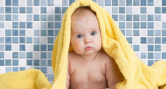تعرفي على الوقت المناسب لغسل شعر طفلكِ الرضيع