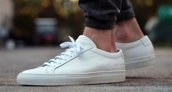حذاء السنيكر باللون الأبيض أحدث صيحة لأحذية الرجال في ربيع 2018