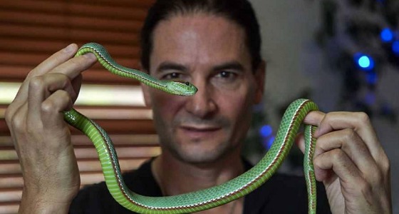 خمسيني أمريكي يحافظ على شبابه بـ ” سم الثعابين “