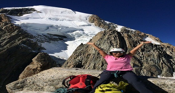 بالصور.. ياسمين القحطاني أول مدربة تسلق جبال بالمملكة