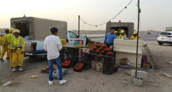 ضبط 12 عاملا مخالفا يمارسون البيع الجائل شمال الرياض