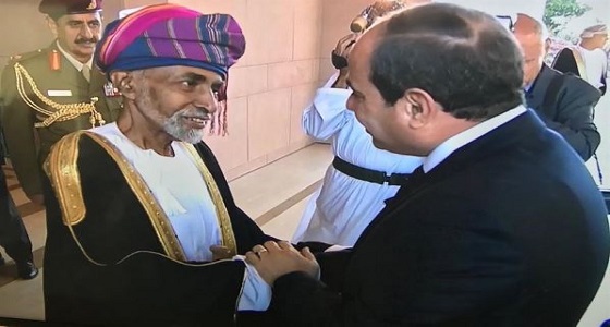 بالفيديو.. السلطان قابوس يستقبل الرئيس المصري في عمان