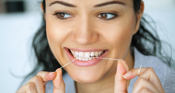 4 أسباب ستجعلك تستخدمين خيط تنظيف الأسنان يوميا