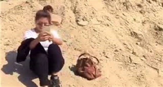 بالفيديو.. شاب يتلقى درسا قاسيا لسرقته حقيبة فتاة