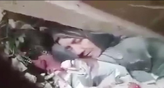 بالفيديو.. سوري يكتفي بـ ” سامحيني يا أمي ” للتعبير عن معاناة شعبه