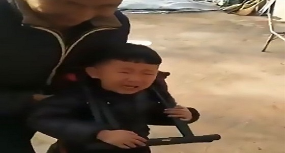 بالفيديو.. رد فعل صادم لأم حشر ابنها راسه في كرسي