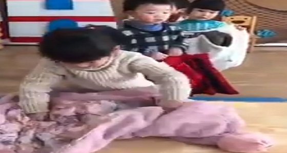 بالفيديو.. طريقة سهلة لتعليم الأطفال ارتداء ملابسهم