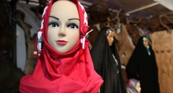 شرطي يعتقل امرأة تحتج على الحجاب الإلزامي بطهران