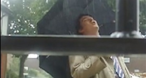 بالفيديو.. سقطات مروعة لأشخاص أثناء استمتاعهم بالمطر