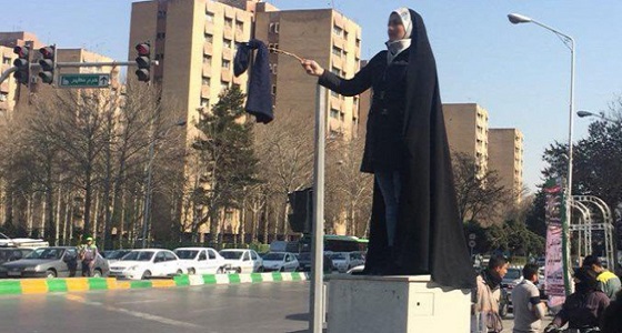 بالصور.. انضمام المحجبات والرجال إلى حملة &#8221; مناهضة الحجاب الإجباري &#8221; في إيران
