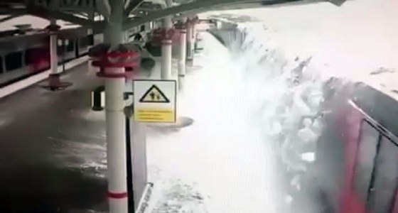 فيديو مروع لانهيار ثلجي فوق قطار