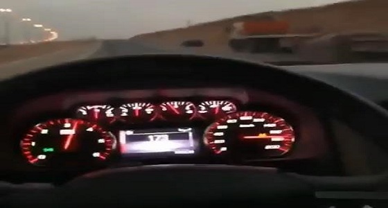 بالفيديو.. سائق متهور يتجاوز السرعة على طريق سريع رغم وجود دورية مرور