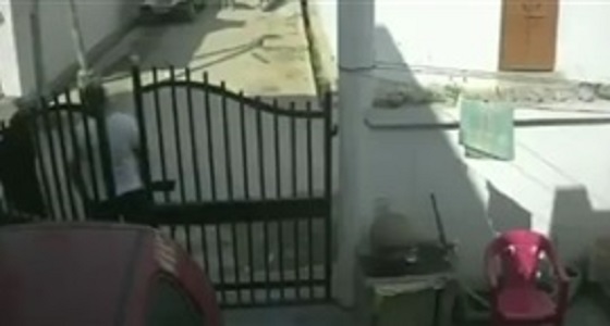 بالفيديو.. سيدة تنقذ زوجها من هجوم عنيف لـ 4 أشخاص خارج منزله