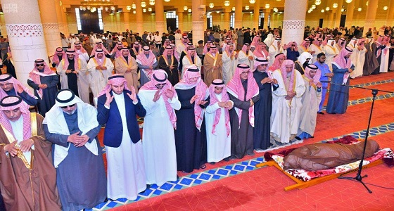 &#8221; أمير الرياض &#8221; يؤدي صلاة الميت على الأمير محمد بن عبدالرحمن