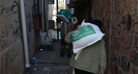 بالصور.. &#8221; الملك سلمان للإغاثة &#8221; يوزع 2500 سلة غذائية في تعز اليمنية