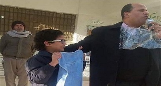 طالب يعرب عن سعادته بعد تكريمه من المدرسة بـ ” منشفة “