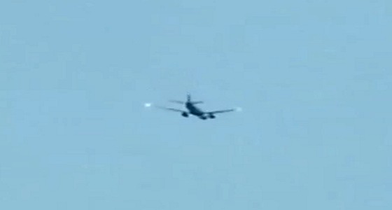 بالفيديو.. طائرة أمريكية تعلن حالة الطوارئ بعد اشتعال النيران بمحركها