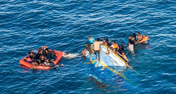 انتشال جثث 20 مهاجرا بعد غرق قاربهم في البحر المتوسط