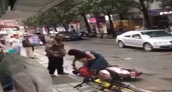 بالفيديو.. رجل يعتدي على زوجته بوحشية في الشارع