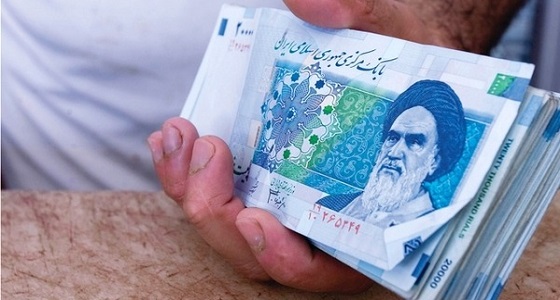 إيران تغلق 12 مكتب صرافة بعد انهيار الريال الإيراني