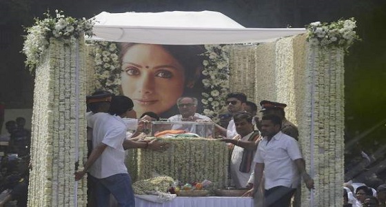 بالصور.. جمهور الممثلة سريديفي يشيع جثمانها بحضور نجوم الهند