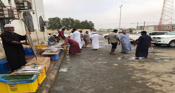 حملة نظافة لغسل وتنظيف سوق الخضار والفواكه في صامطة بجازان