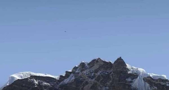 بالفيديو.. جسم غريب يطير فوق قمة أعلى جبال العالم