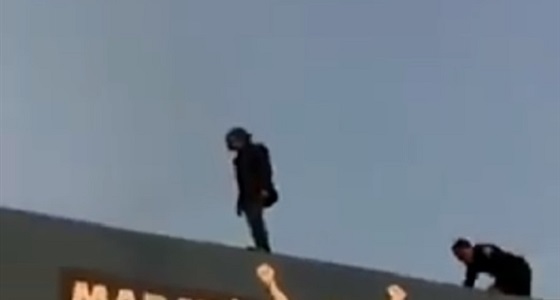 بالفيديو.. حارس أمن يلقن شابا درسا قاسيا لمحاولته الانتحار