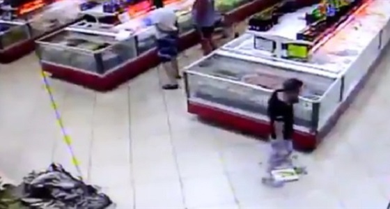 بالفيديو.. سمكة تثير ذعر رجل عقب قفزها عليه خلال تسوقه