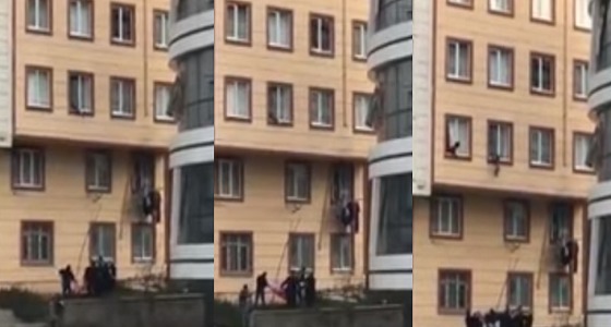 بالفيديو.. سوريون ينقذون طفلا تركيا سقط من الطابق الثالث