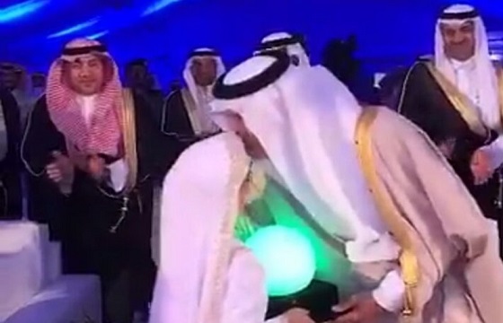 أمير مكة يقبل رأس طفلة صغيرة بـ &#8221; الطائف &#8220;