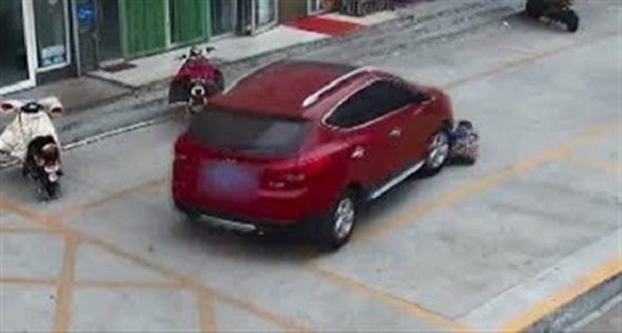 بالفيديو.. لحظة دهس سائق متهور لطفل أسفل عجلات سيارته