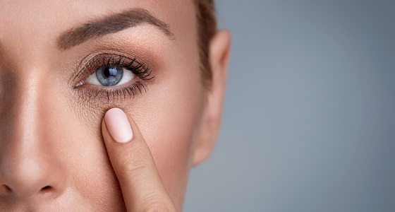10 طرق طبيعية لإزالة التجاعيد حول العينين