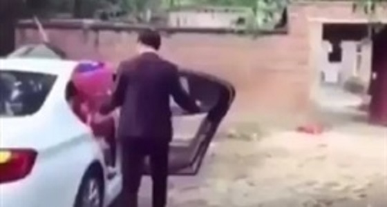 بالفيديو.. شاب يسقط عروسه بطريقه مروعة في حفل زفافهما
