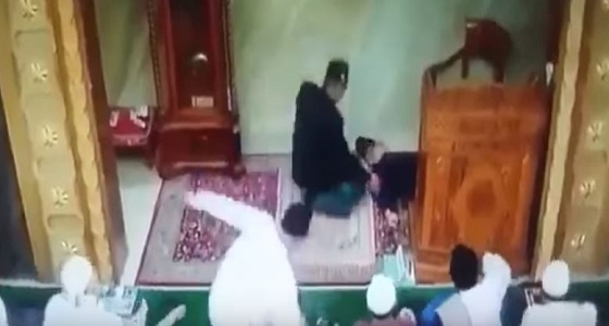 بالفيديو.. لحظة وفاة إمام مسجد بإندونيسيا أثناء إلقائه خطبة الجمعة