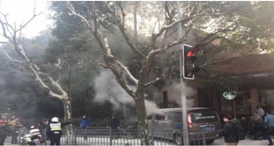 بالصور..شاحنة مشتعلة تصدم المارة في الشارع وسقوط 18 جريحًا بالصين