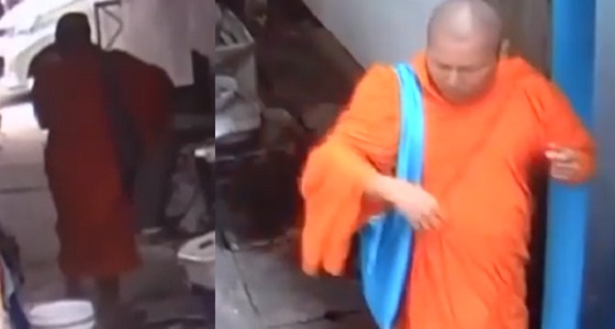بالفيديو.. راهب بوذي يسرق ملابس بـ &#8221; تايلاند &#8220;