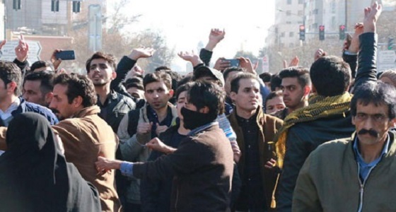 بالفيديو.. الشعب الإيراني يواصل انتفاضته ضد &#8221; الملالي &#8221; وسط هتافات تهز طهران