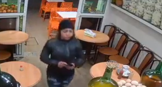 بالفيديو.. فتاة تسرق مطعما بطريقة ماكرة
