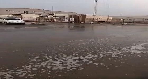 بالفيديو..هطول الأمطار بشوارع بيش
