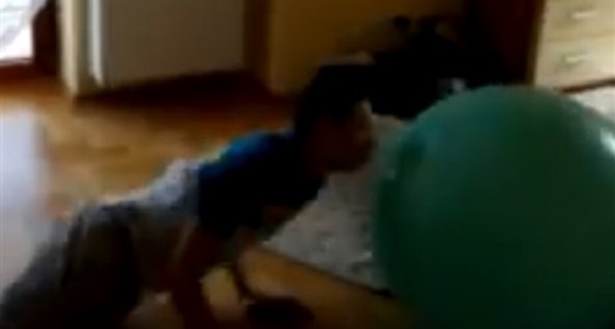 بالفيديو.. سقوط مروع لشاب حاول استعراض مهاراته في القفز