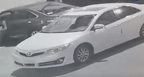 بالفيديو.. شابان يسرقان مجموعة من السيارات بـ ” الرياض “