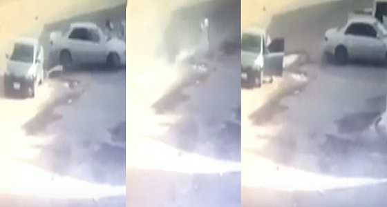 بالفيديو.. لص يسرق سيارة بالرياض ويسقط صاحبها أرضا عندما حاول إيقافه