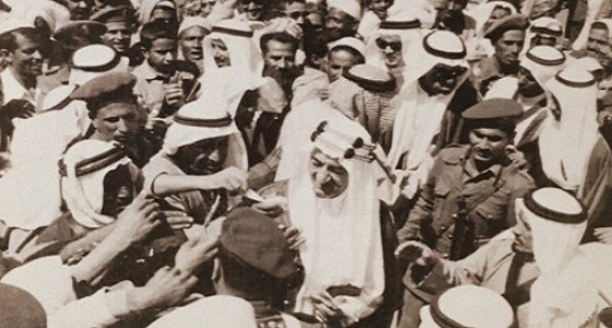 صورة نادرة لمبايعة ” الملك فيصل ” بالرياض