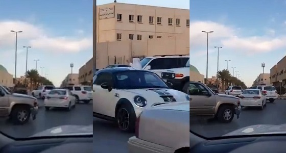 بالفيديو.. أستاذ جامعي ينظم حركة السيارات في دوار بالدرعية