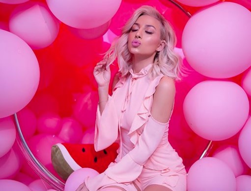 موديل روز تهدي متابعيها ” قبلة محبة “