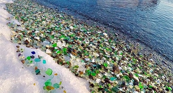 بالصور.. شاطئ يتحول من ” مقلب قمامة ” لرمال من الزجاج بروسيا