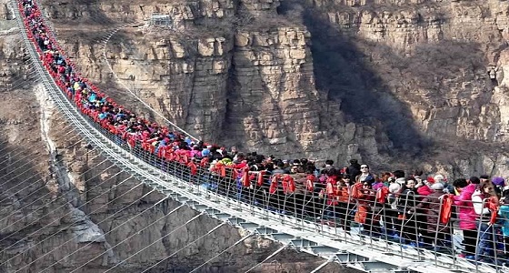 بالصور.. أطول جسر في العالم يمتلئ بالزوار