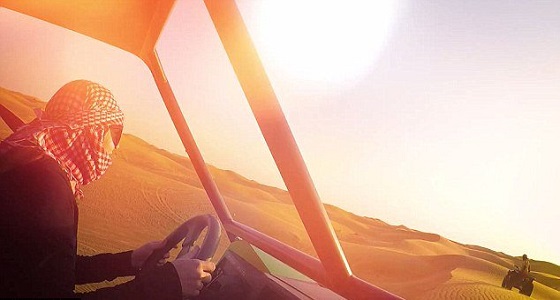 بالصور.. ليندسي لوهان تتجول في صحراء دبي بـ &#8221; الشماغ &#8220;