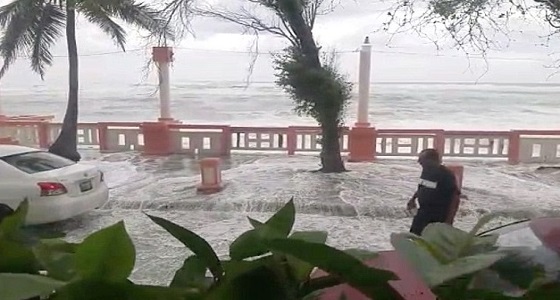 بالصور.. موجة مرتفعة تغرق المواطنين في بورتوريكو